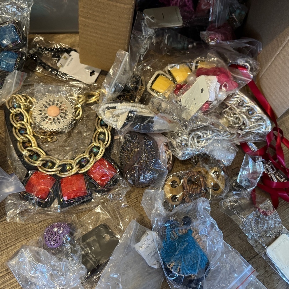 3 LB CRAFT JUNK WEARABLE vintage 2 modern jewelry lot.~ jewelry mystery fun art - Picture 4 of 7